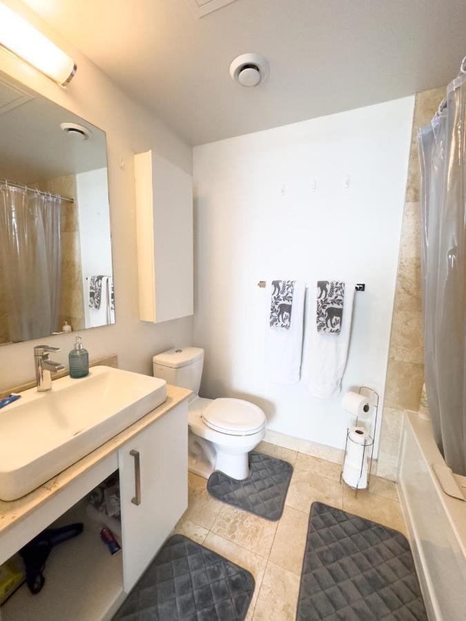 Luxury 2 Bedrooms With Lakeview Cn Tower Entertainment District Rogers Centre Toronto Exterior photo